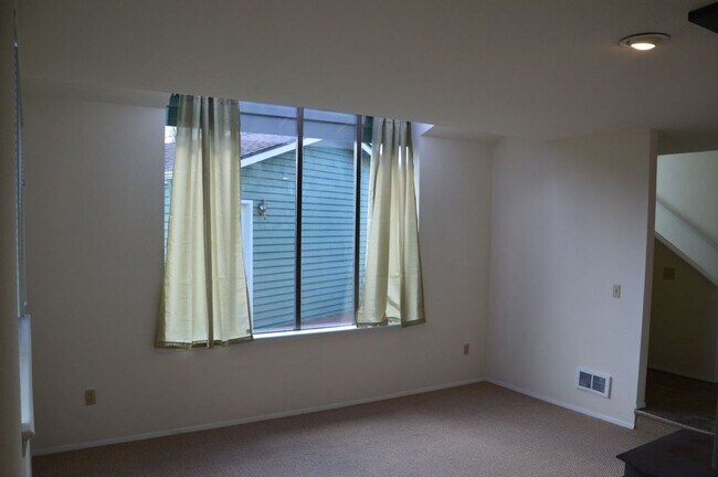 Foto del edificio - Beautiful and Bright Corner Lot Home in Ev...