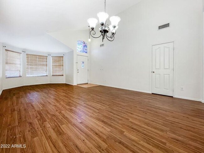 Foto del edificio - Beautiful 3bdrm w/pool in Glendale