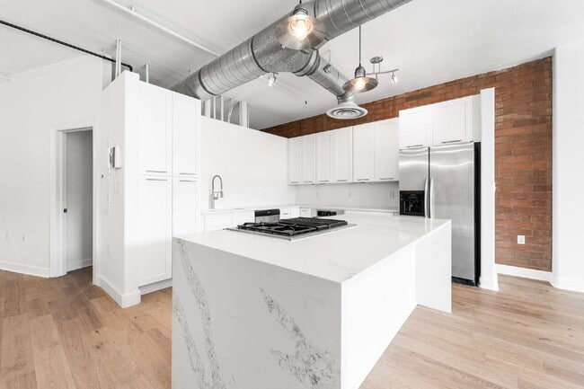 Building Photo - $2,350.00 - 1 Bed 1 Bath Condo with Centra...