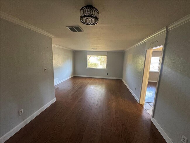 Foto del edificio - 211 Bluebird Dr