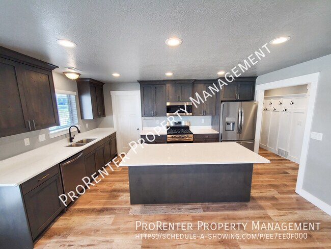 Building Photo - Beautiful 4 Bed, 2.5 Bath Roy Home