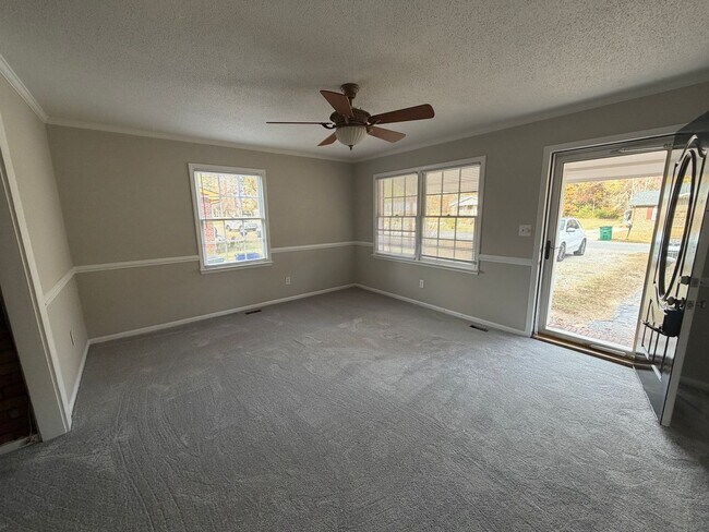 Foto del edificio - COMING SOON - RENOVATED HOUSE - NOW ACCEPTING APPLICATIONS