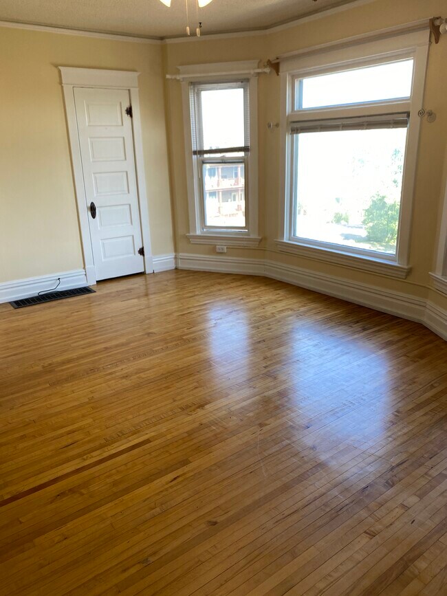 Foto del edificio - 327 E 6th St