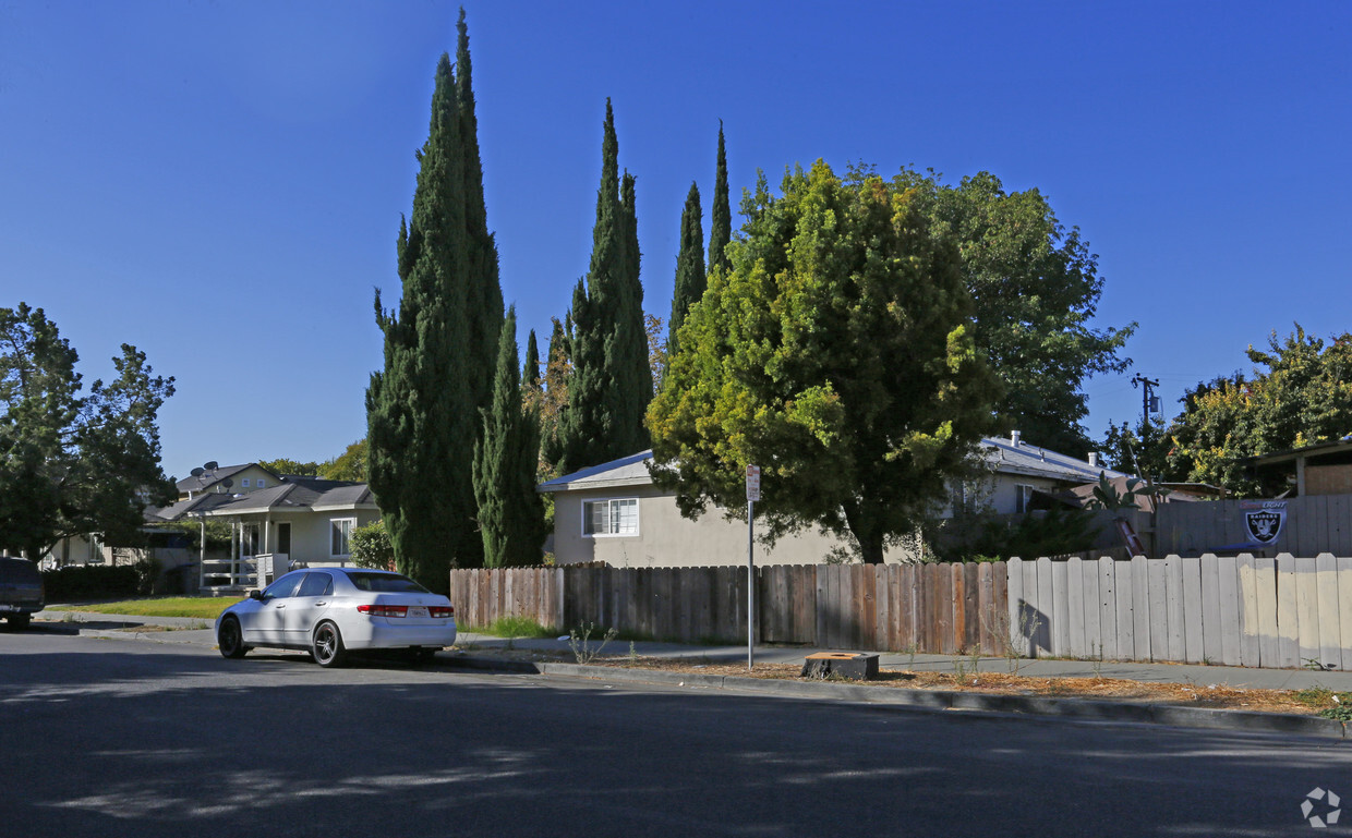 Building Photo - 525-539 Avalani Ave