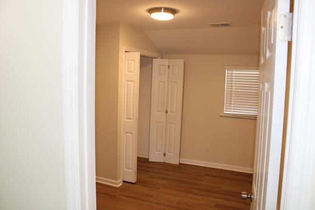 Building Photo - 122 Memorial Dr