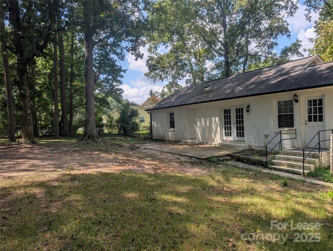 Building Photo - 6542 Rosecran Dr