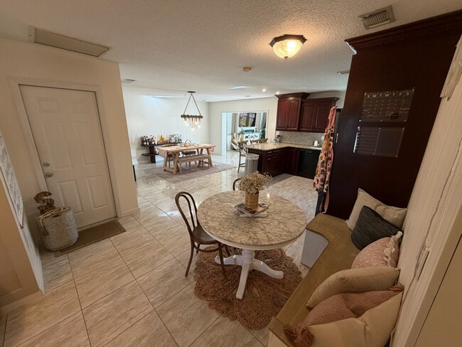 Foto del edificio - 8110 Rose Marie Ave E