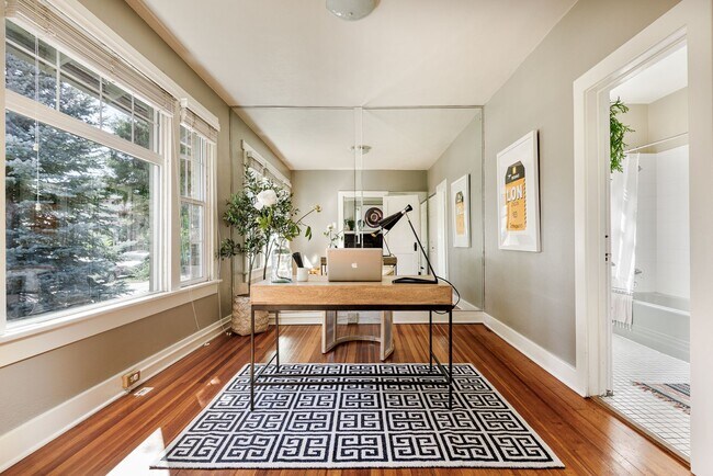 Foto del edificio - $0 DEPOSIT OPTION! WASH PARK, BRIGHT AND B...