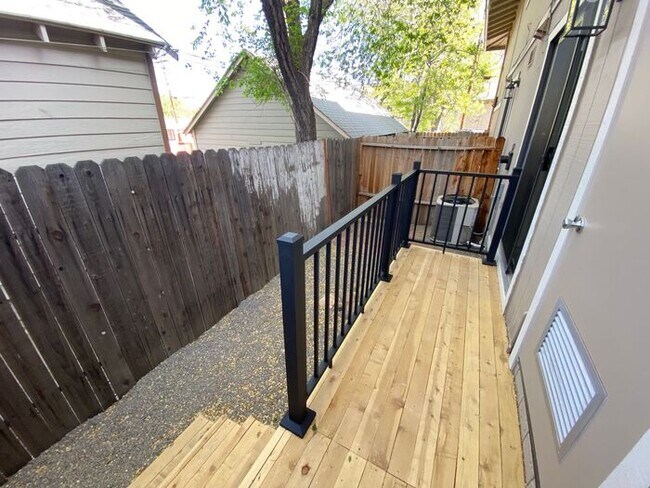 Building Photo - 2 Bedroom Townhouse - Garage/Washer-Dryer ...