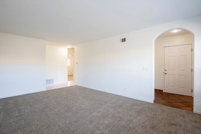 Building Photo - 3 BR House with Washer/Dryer Hookups and P...