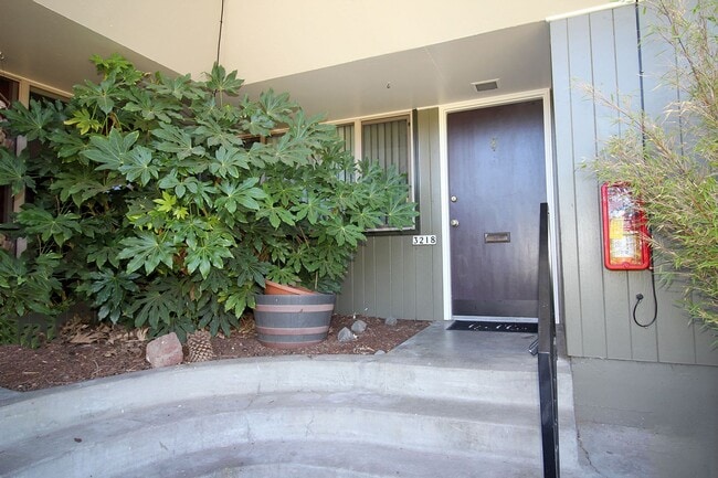 Building Photo - 3200-3236 SW Marigold St