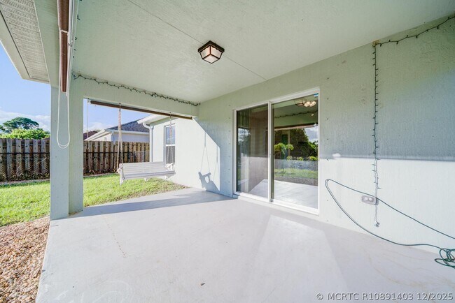 Building Photo - 4631 SW Athena Dr
