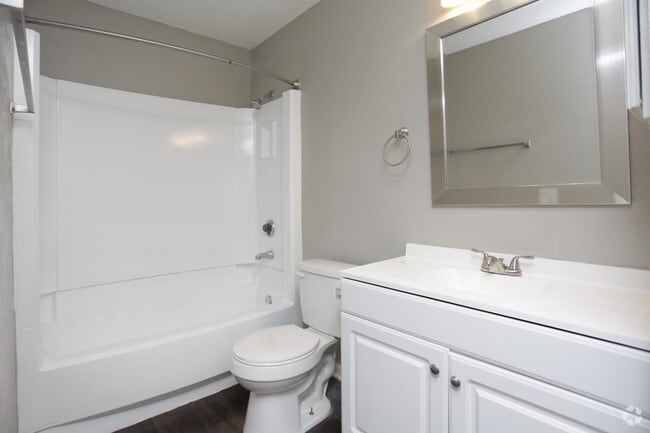 2BR,1BA - 833SF - BATHROOM - Social House