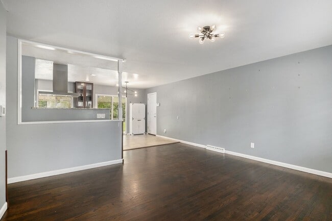 Building Photo - 4 Bedroom 2 Bathroom House-Available NOW!