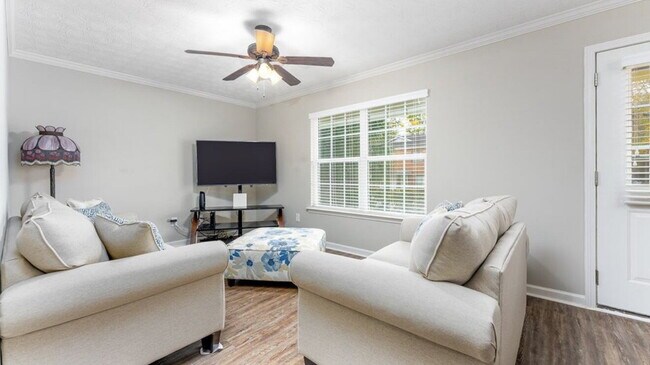 Foto del edificio - 3BR/2BA — Fenced Yard, Gated Parking, Lawn & Pest Included | Available 7/27
