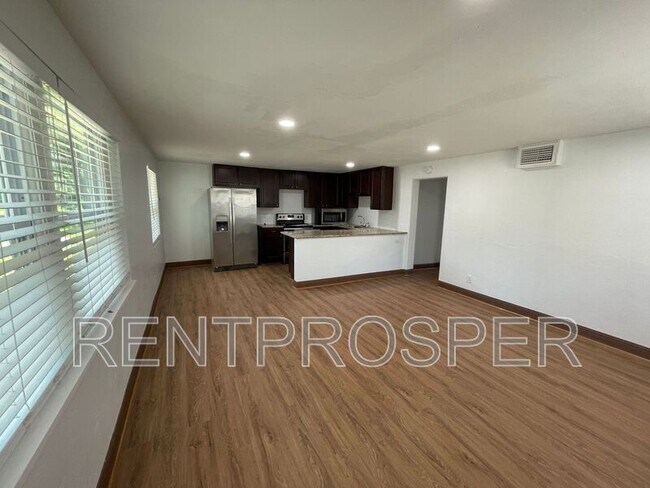 Building Photo - 1132 W Lake Brantley Rd
