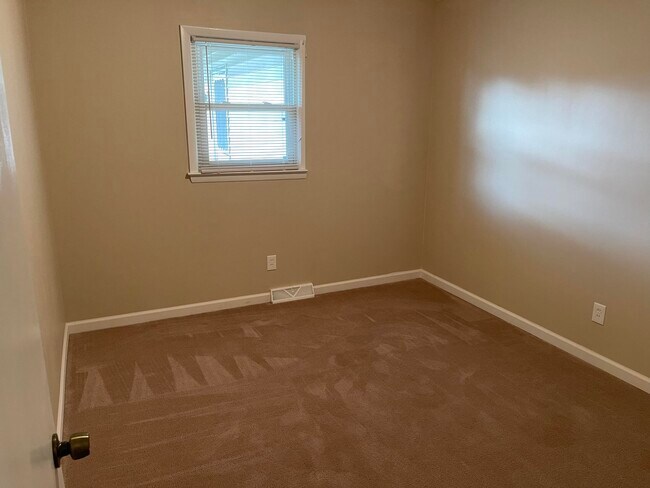 Building Photo - 139 Chantilly St