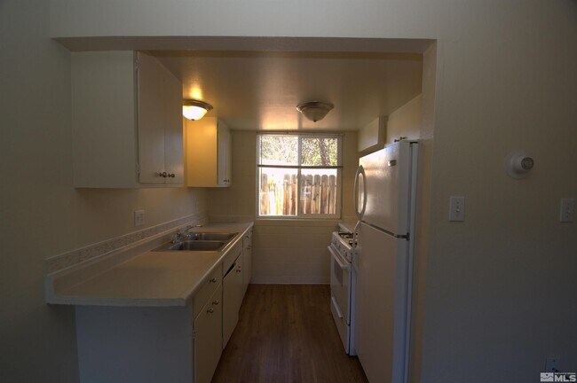 Foto del edificio - 511 Country Village Dr