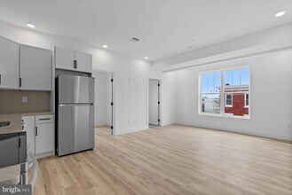 Building Photo - 809 Diamond St