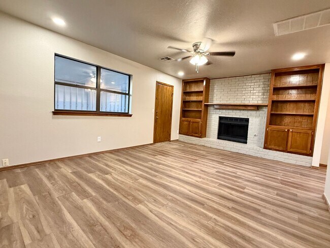 Foto del edificio - Complete new remodel 3-2-2 home off Broadway in the heart of Moore!
