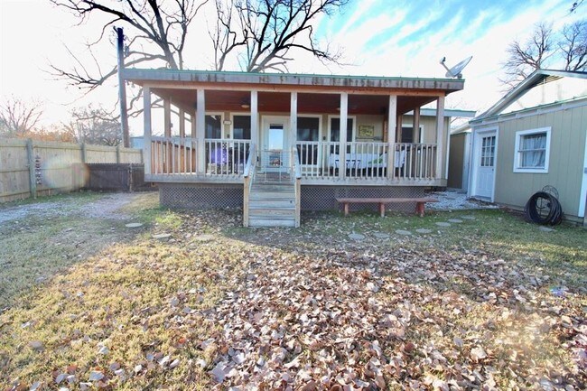 Building Photo - 908 W Lake Dr