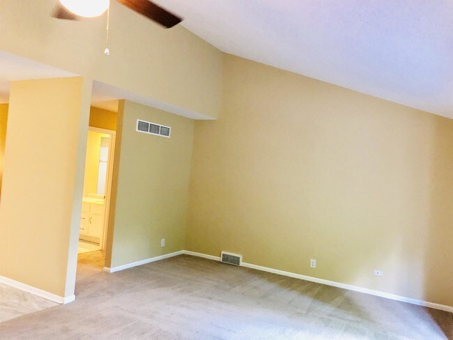 Building Photo - 4844 Belleview Ave