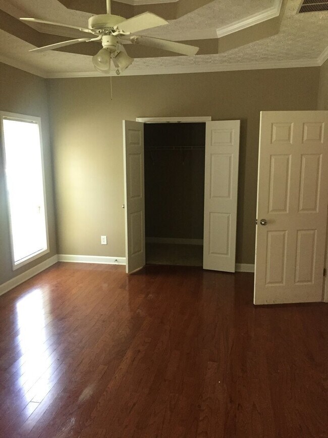 Building Photo - Quiet, single-family home