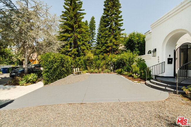 Building Photo - 609 21st Pl
