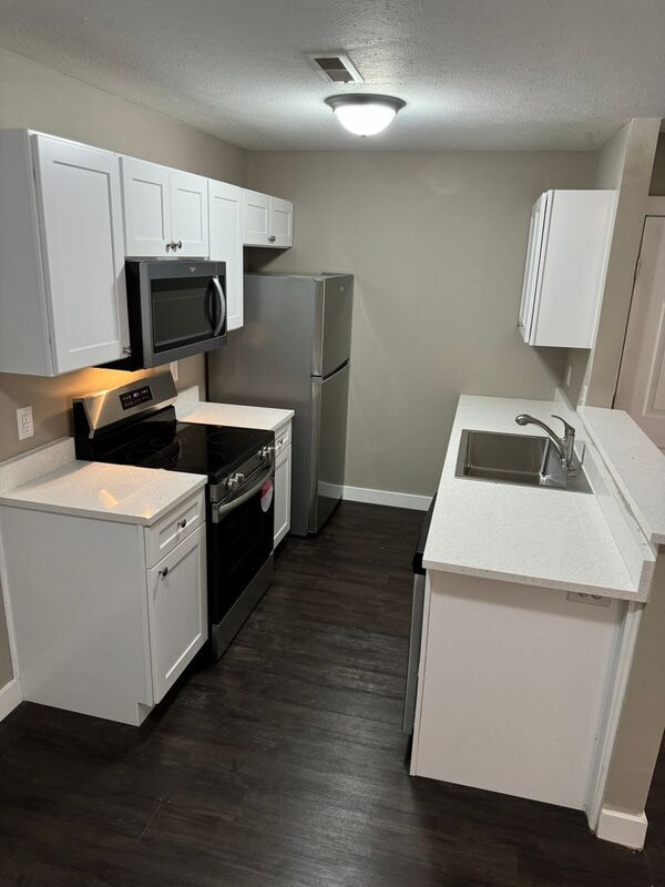 Building Photo - 2121 Southfork Dr