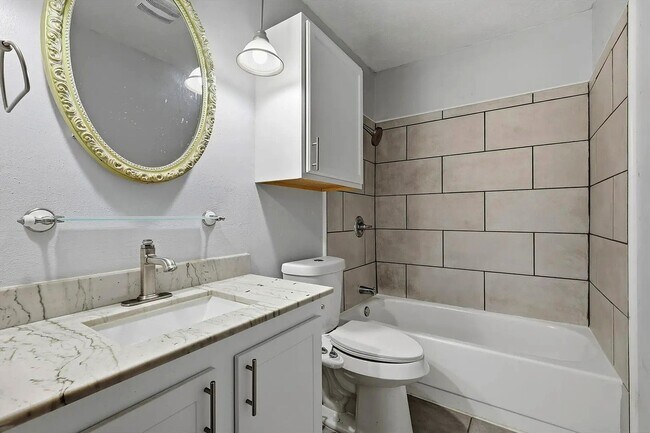 Foto del edificio - 2705 Treeview Dr