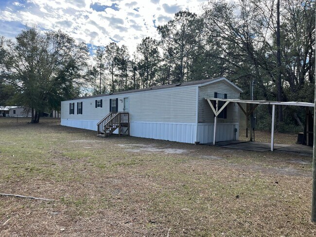 Foto del edificio - 3 Bedroom, 2 bathroom Mobile Home on large lot