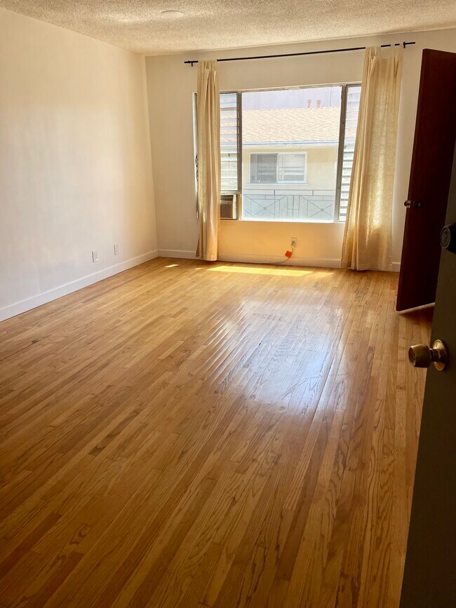 Foto del edificio - 1224 N Mansfield Ave