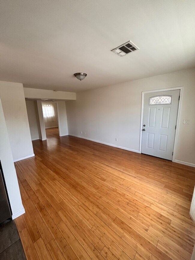 Foto del edificio - 1828 Montrose St, located in the vibrant city of Los Angeles