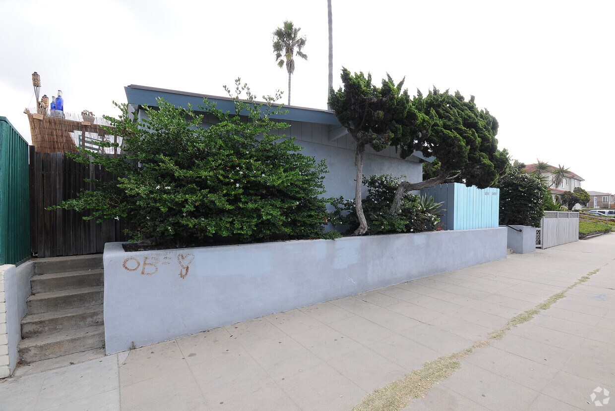 Building Photo - 5074-5080 Santa Monica Ave