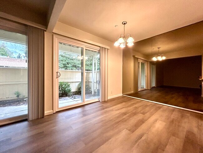 Foto del edificio - Beautiful Downstairs 2 Bedroom Condo Located In Gated Community Pool + Lake Access!