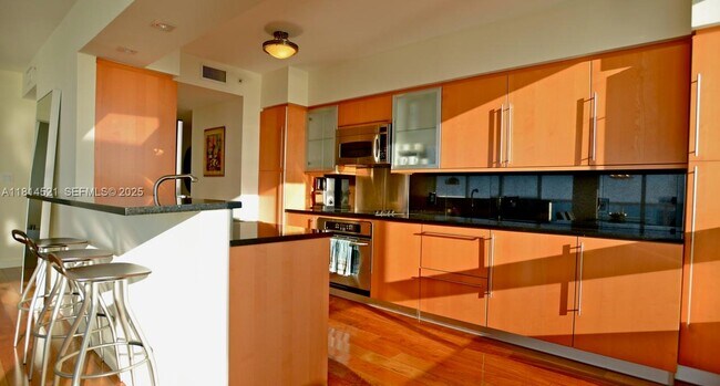 Foto del edificio - 6365 Collins Ave