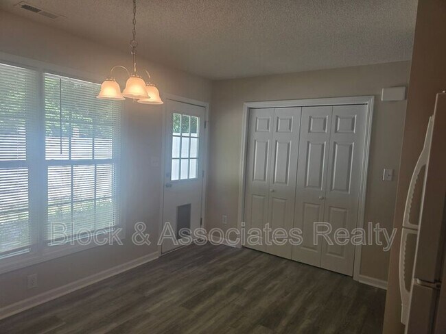 Foto del edificio - 108 Maple Grove Ct