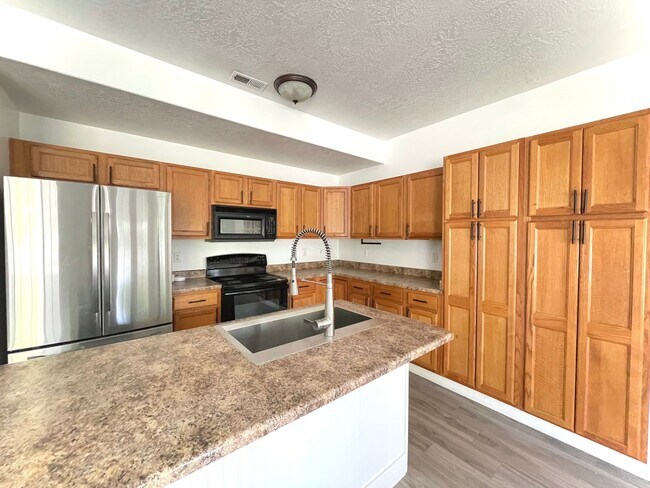 Building Photo - 4 bed 3 bath Townhome