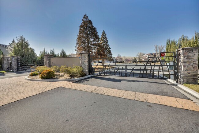 Foto del edificio - 6328 Windy Meadow Dr