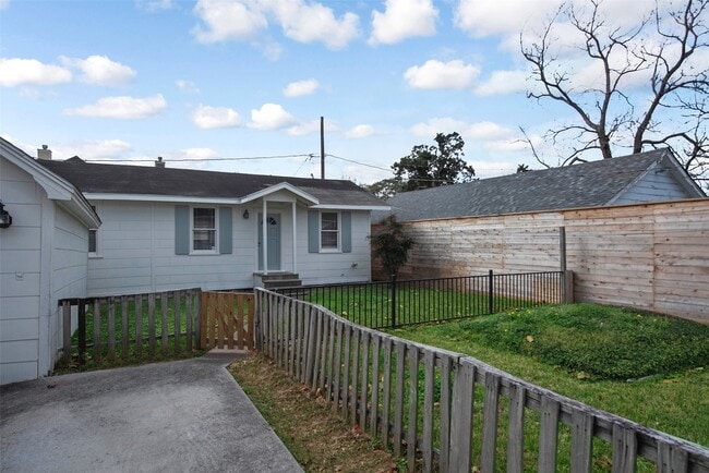 Building Photo - 128 E 23rd St