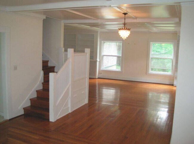 Livingroom - 136 Judd Falls Rd