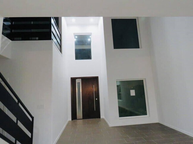 Building Photo - 110 Calma Dr