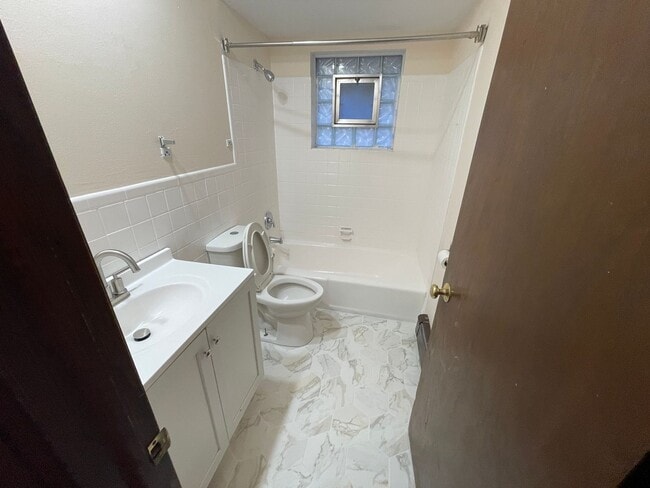 Building Photo - 1912 W State St