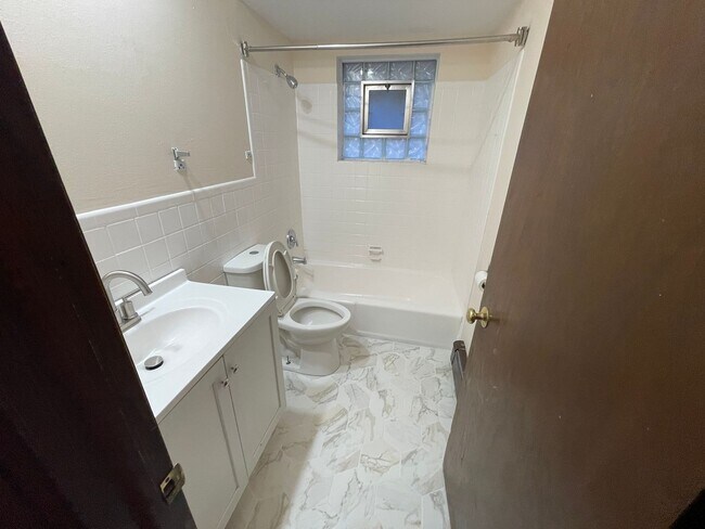 Foto del edificio - 1912 W State St