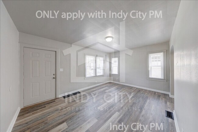 Building Photo - 1326 N Gladstone Ave