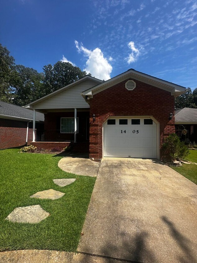 Foto principal - 1405 Holly Hill Ln