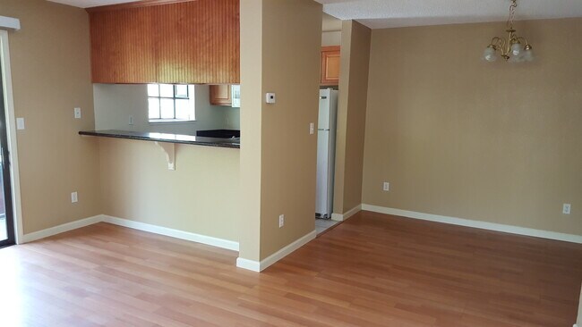 Foto del edificio - SPACIOUS 2 BED / 1 BATH 2ND FLOOR UNIT W/W...