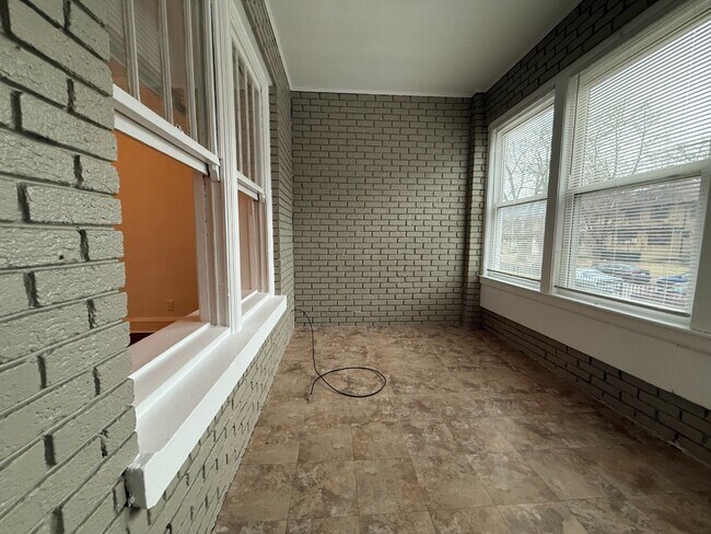 Foto del edificio - Rogers Park 2 Bed 1 Bath/ Dog Friendly / First Floor Unit