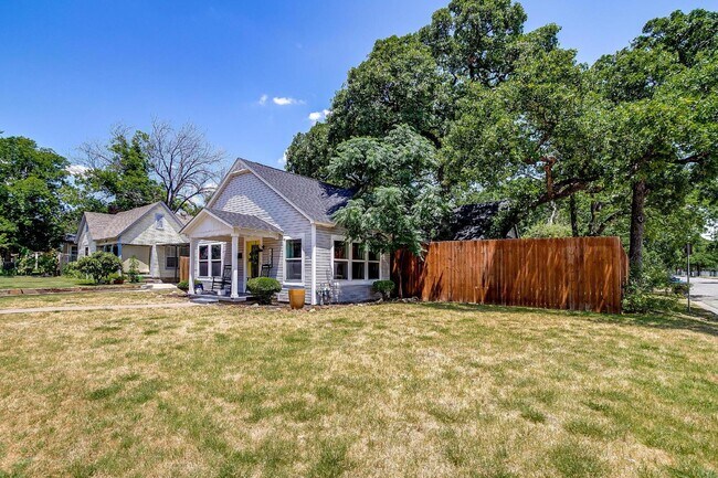 Building Photo - "Charming 3-Bedroom Home with Granite Coun...