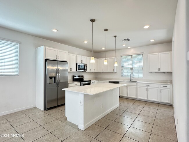 Building Photo - 1099 E Sabino Dr
